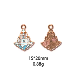 Gros plan sur pendentif château de glace émaillé en alliage pour création bijoux DIY.