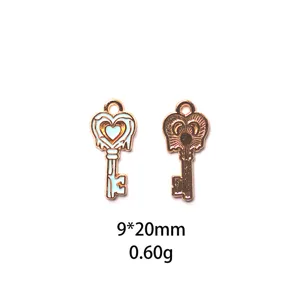 Pendentif clé cœur en alliage doré accessoire bijoux DIY mesure 9x20mm et pèse 0.60g.