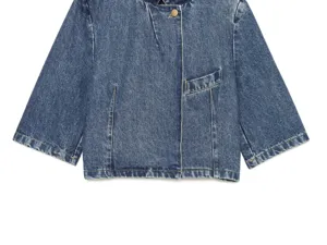 Gedetailleerd uitzicht op dames casual denim blazer jas kraag en zak stiksels close-up.