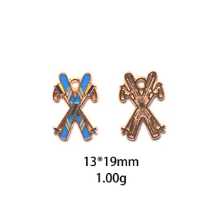 Détail pendentif alliage émaillé bâtons de ski, accessoire bijoux DIY bleu et or pour collier.