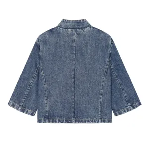 Achterkant detail dames denim jasje spijkerjack in donkerblauwe wassing met opstaande kraag.
