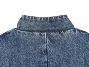 Detailopname van de kraag van het blauwe denim jasje met stiksels en mooie wassing.