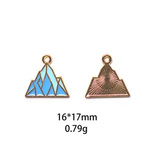 Gros plan détaillé du pendentif de montagne en alliage avec jolie goutte d'huile bleue et or.