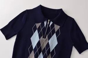 Vista detallada de polo de punto con patrón argyle para mujer, mangas cortas y bonita cremallera.