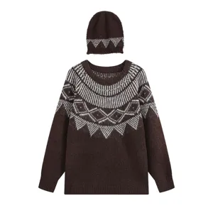 Primo piano del set di maglione e berretto in maglia marrone con trama jacquard geometrica bianca.