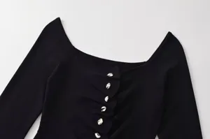 Détail tricoté noir, encolure épaules dénudées, boutons argentés, tissu côtelé slim.
