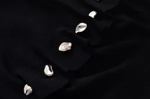 Detail de pull en tricot noir avec boutons argentes chics, haut decontracte slim femme