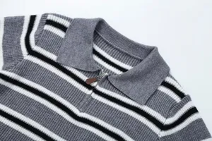 Maglione polo in maglia a righe grigie da donna con zip, top casual ed elegante.