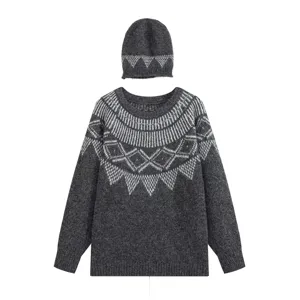 Set maglione e berretto in maglia grigio scuro con motivo geometrico stile nordico.