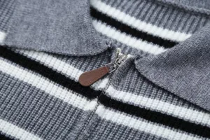 Primo piano maglione donna a righe collo polo dettaglio zip texture stile casual.