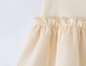 Beige gelaagde rok taille detail close-up, casual streetwear mode dameskledingontwerp.