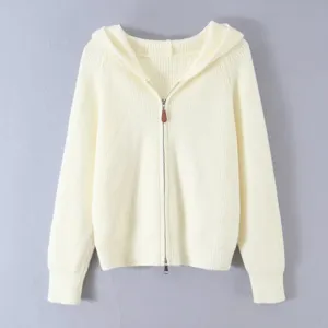 Feines Nahaufnahme Detail des cremeweissen Damen Kapuzenpullovers mit Reissverschluss.