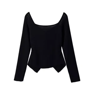Détail haut tricot noir manches longues, col carré et coupe ajustée pour les femmes.