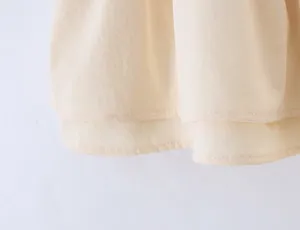 Gedetailleerd uitzicht op rokzoom, fijne stiksels, keperstof textuur, stijlvolle look.