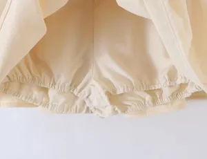 Gedetailleerd overzicht van de binnenste veiligheidsshorts van de gele A-lijn rok.