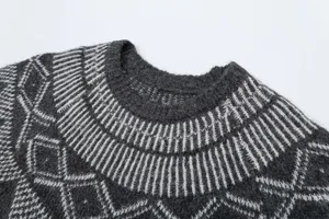 Dettaglio ravvicinato del maglione jacquard grigio da donna con colletto lavorato.