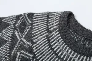 Maglione in maglia jacquard casual e comodo da donna, dettaglio di texture morbida.