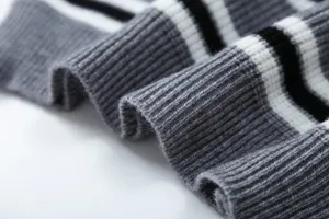 Primo piano dettagliato della texture del tessuto in maglia a costine a righe grigie.