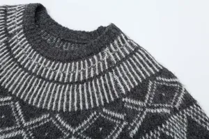 Primo piano dettagliato del maglione in maglia jacquard grigia e bianca con scollo a giro.