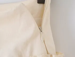 Close-up detail van dames a-lijn rok rits en gestructureerde stof, stijlvolle casual mode.