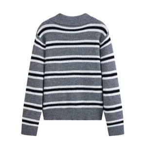 Vista dettagliata del maglione in maglia a righe con collo polo e trama fine.
