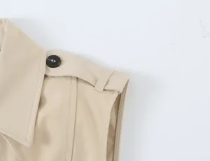 Nahaufnahme Detail der Damen Khaki Weste Schulterklappe und klassischem Revers.