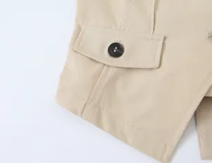 Khaki Utility Bekleidung Nahaufnahme Detail mit Klappentasche und Knopfverarbeitung.