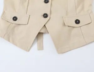 Khakifarbene Damen Slim Weste Detailaufnahme, schickes Knopf- und Taschen-Design für Mode.