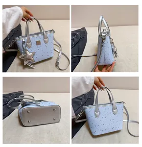 Borsa a secchiello donna stampa stelle, tracolla bordo argentato con pendente.