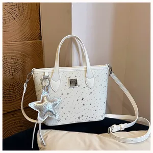 Borsa a mano in pelle PU bianca con stampa di stelle argentate e tracolla regolabile.