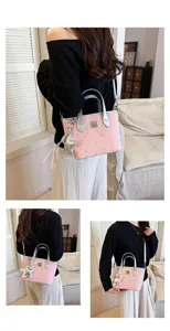 Borsa a mano rosa con stampa di stelle, manico argento e ciondolo a stella chic per donna.