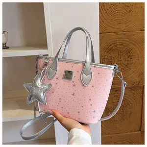 Borsa a tracolla rosa con stampa a stelle, borsa da donna alla moda con manici argentati.