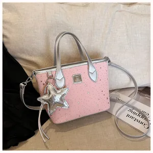 Borsa a mano con stampa di stelle rosa, manici argentati e ciondolo a forma di stella.