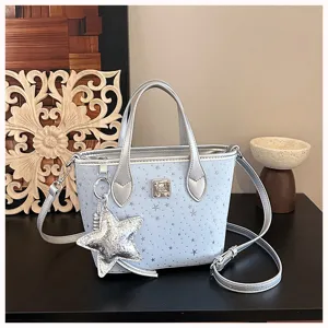 Borsa tote celeste con stampa a stelle, manici argentati, tracolla e ciondolo per donna.