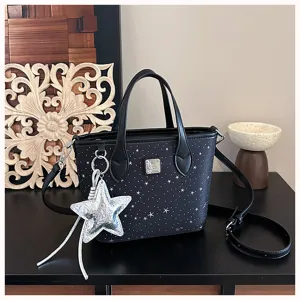 Borsa tote nera con stampa stelle, manici, tracolla e accessorio ciondolo a stella.