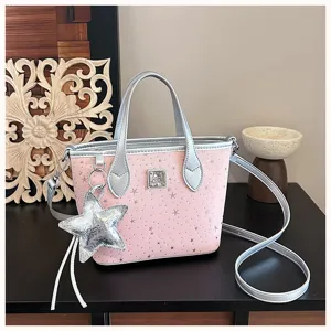 Borsa tote rosa con stampa di stelle, dettagli argentati e ciondolo, borsa a tracolla chic.
