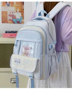 Vista dettagliata di uno zaino Itasha azzurro in stile giapponese con tasca trasparente e ricamo.