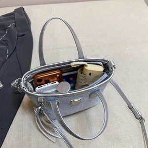 Borsa a secchiello da donna con stampa di stelle, manici e tracolla per uso quotidiano.
