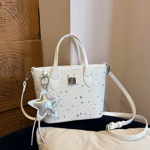 Borsa tote in pelle PU bianca con motivi di stelle, manico superiore e tracolla per le donne.