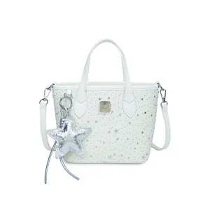 Borsa shopper con stampa di stelle bianche, tracolla e ciondolo per donne quotidiane.