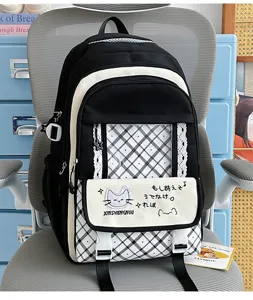 Zaino stile campus a quadri bianco e nero con ricamo di gatto e dettagli di grande capacità.