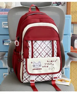 Vista dettagliata dello zaino ita vintage giapponese, design rosso e bianco con finestra.
