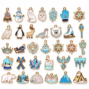 Gros plan sur les charms en émail bleu et blanc, détails des pendentifs flocon et animaux.