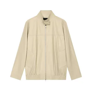 Details van het stijlvolle beige kunstlederen jasje met opstaande kraag en metalen rits.