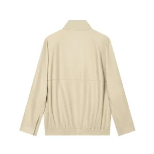 Achteraanzicht detail van dames kunstleren jas, casual retro motorfiets bovenkleding in beige.