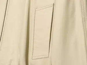Beige kunstlederen jas zak detail, premium PU materiaal, stijlvol casual mantel ontwerp.