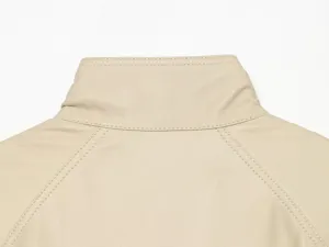 Gedetailleerde opname van de kraag en schouder stiksels van beige kunstlederen jas.
