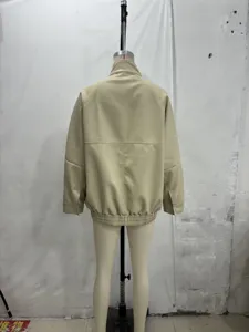 Achterkant detail van dames faux lederen bikerjas, casual PU jas met opstaande kraag.