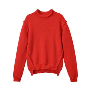 Detailansicht des roten asymmetrischen Stehkragen-Strickpullovers mit strukturierter Passform.