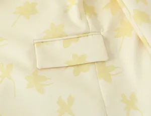 Κοντινή λεπτομέρεια από κίτρινο σακάκι blazer με floral τύπωμα και σχεδίαση τσέπης.